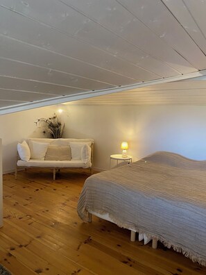 3 bedrooms, in-room safe, iron/ironing board, travel cot