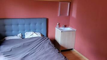 2 bedrooms, iron/ironing board, travel cot, free WiFi