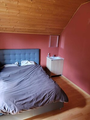 2 habitaciones, tabla de planchar con plancha y cuna de viaje