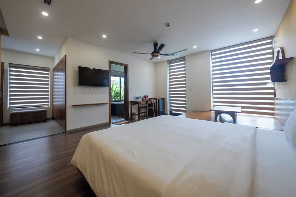 Deluxe Double Room, 1 Bedroom, City View | Desk, iron/ironing board, free WiFi