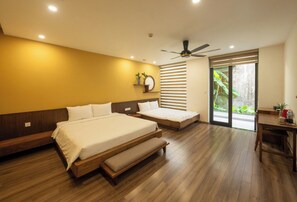 Quarto casal família, vista para a cidade | Escrivaninha, ferros/tábuas de passar roupa, Wi-Fi de cortesia