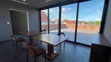 Een microgolfoven, kookgerei, borden en bestek