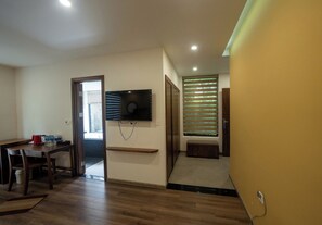 Quarto casal luxo, 1 quarto, vista para a cidade | Escrivaninha, ferros/tábuas de passar roupa, Wi-Fi de cortesia