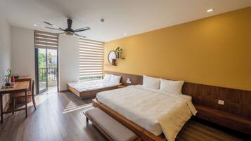 Familie-dobbeltværelse - byudsigt | Skrivebord, strygejern/strygebræt, gratis Wi-Fi, sengetøj