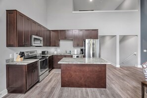 Refrigerador, microondas, horno, placa de cocina