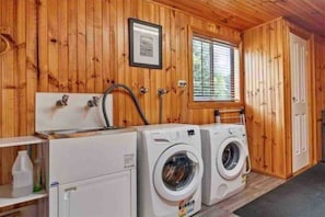 House, 3 Bedrooms, Balcony | Laundry