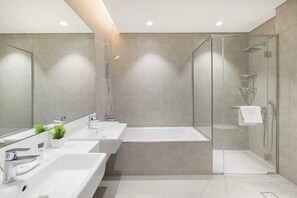 Dusche, Haartrockner, Handtücher