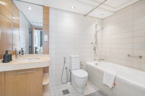 シャワー、ヘアドライヤー、タオル