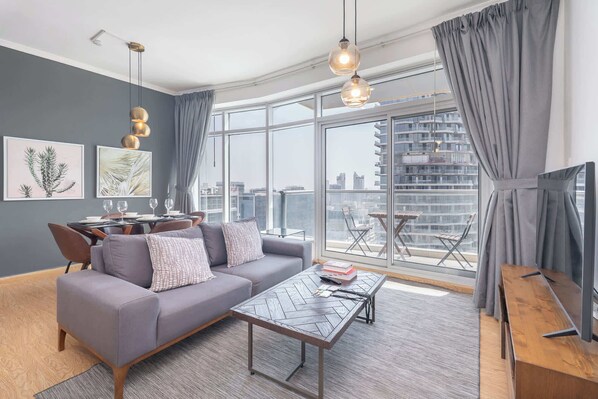 TV - StayShort - Downtown Dubai sleeps 2 with Incredible Pool! (Downtown Dubai)