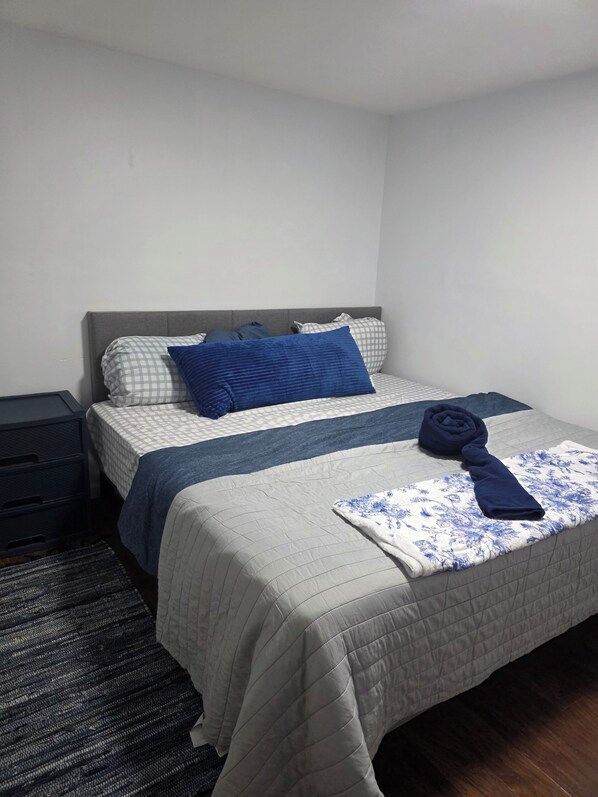 2 chambres, bureau, fer et planche à repasser, accès au Wi-Fi (inclus)