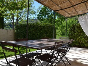 Outdoor dining - Holiday home: Gîte du Couchant (Aiglun)