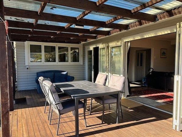 Outdoor dining - Southern Alps on your doorstep! Cozy, quiet private home in a friendly community (Springfield)