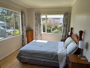 3 habitaciones, tabla de planchar con plancha, wifi y ropa de cama 