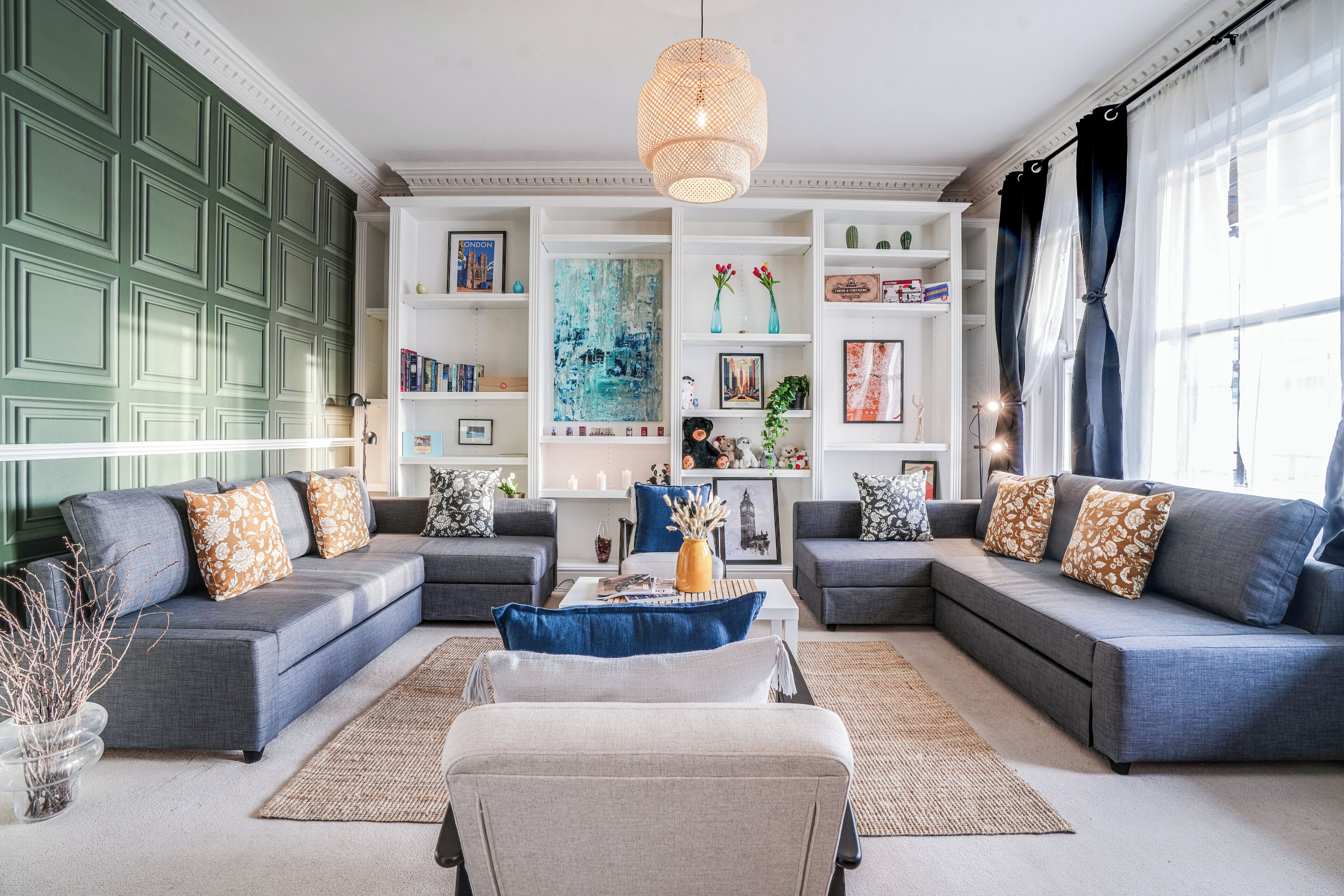 Una Smart TV, una oficina, una pantalla de ordenador