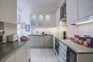 Réfrigérateur, four à micro-ondes, un four, surface de cuisson