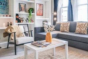 Téléviseur connecté, bureau, écran d’ordinateur