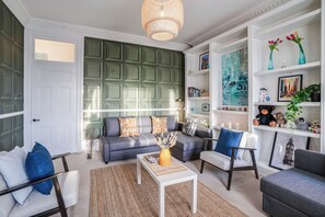 Téléviseur connecté, bureau, écran d’ordinateur