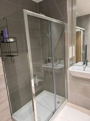 Dusche, Handtücher, Seife, Toilettenpapier