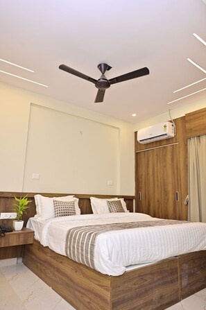 Escritorio, espacio para trabajar con laptop y cortinas blackout 