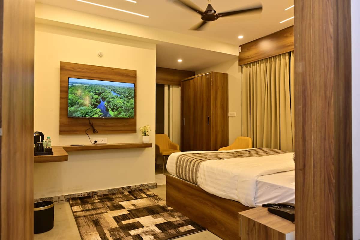 Executive Double or Twin Room | Desk, laptop workspace, blackout drapes, iron/ironing board