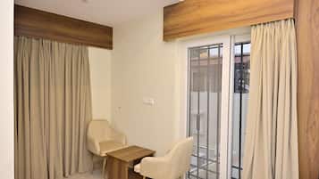 エグゼクティブ ダブルまたはツインルーム | デスク、ノートパソコン用作業スペース、遮光カーテン、アイロン / アイロン台