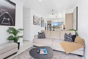 Smart TV - A peaceful 3-bedroom retreat at the gateway to Perth’s hills, national parks and waterfalls. Perfect base for hikers, nature-lovers, travelling families and guests with dogs. Modern, bright, fully equipped home with private courtyard, Wi-Fi + Parking (Armadale)