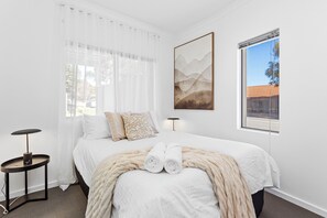 3 bedrooms, iron/ironing board, free WiFi, bed sheets - A peaceful 3-bedroom retreat at the gateway to Perth’s hills, national parks and waterfalls. Perfect base for hikers, nature-lovers, travelling families and guests with dogs. Modern, bright, fully equipped home with private courtyard, Wi-Fi + Parking (Armadale)