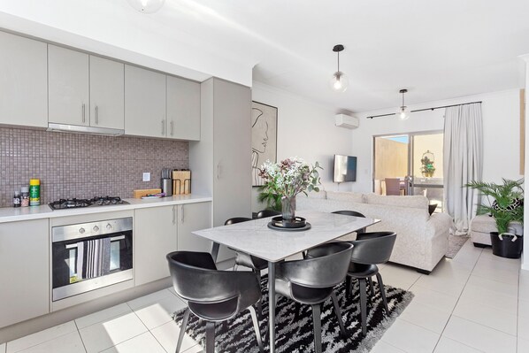 Fridge, microwave, oven, stovetop - A peaceful 3-bedroom retreat at the gateway to Perth’s hills, national parks and waterfalls. Perfect base for hikers, nature-lovers, travelling families and guests with dogs. Modern, bright, fully equipped home with private courtyard, Wi-Fi + Parking (Armadale)