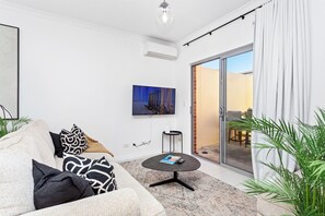 Smart TV - A peaceful 3-bedroom retreat at the gateway to Perth’s hills, national parks and waterfalls. Perfect base for hikers, nature-lovers, travelling families and guests with dogs. Modern, bright, fully equipped home with private courtyard, Wi-Fi + Parking (Armadale)