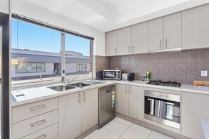Fridge, microwave, oven, stovetop - A peaceful 3-bedroom retreat at the gateway to Perth’s hills, national parks and waterfalls. Perfect base for hikers, nature-lovers, travelling families and guests with dogs. Modern, bright, fully equipped home with private courtyard, Wi-Fi + Parking (Armadale)