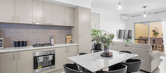 Hills & Paws – A Sepal Stay is a peaceful 3-bedroom retreat at the gateway to Perth’s hills, national parks and waterfalls. A perfect base for hikers, nature lovers, travelling families and guests with dogs. Modern, bright, fully equipped home!