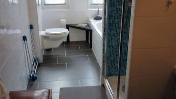 Haartrockner, Handtücher, Seife, Toilettenpapier