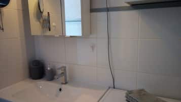 SĂšche-cheveux, serviettes fournies, savon, papier toilette