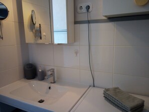 Haartrockner, Handtücher, Seife, Toilettenpapier