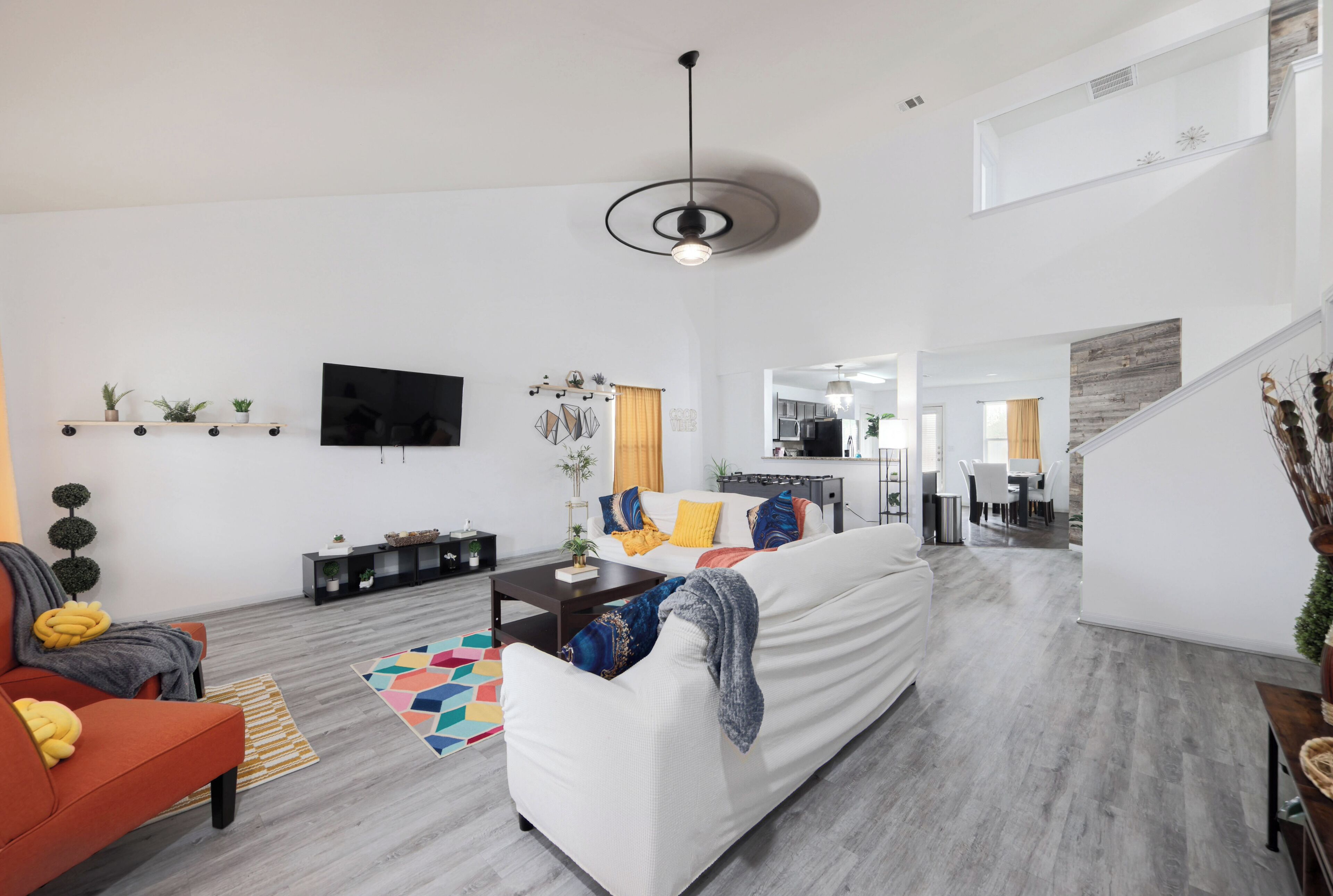 TV connectée, cheminée, espaces bureaux