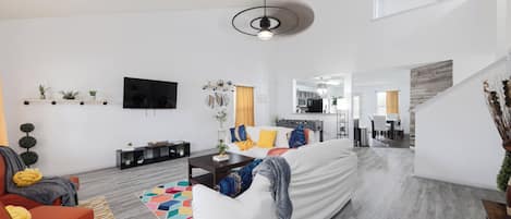 TV connectée, cheminée, espaces bureaux