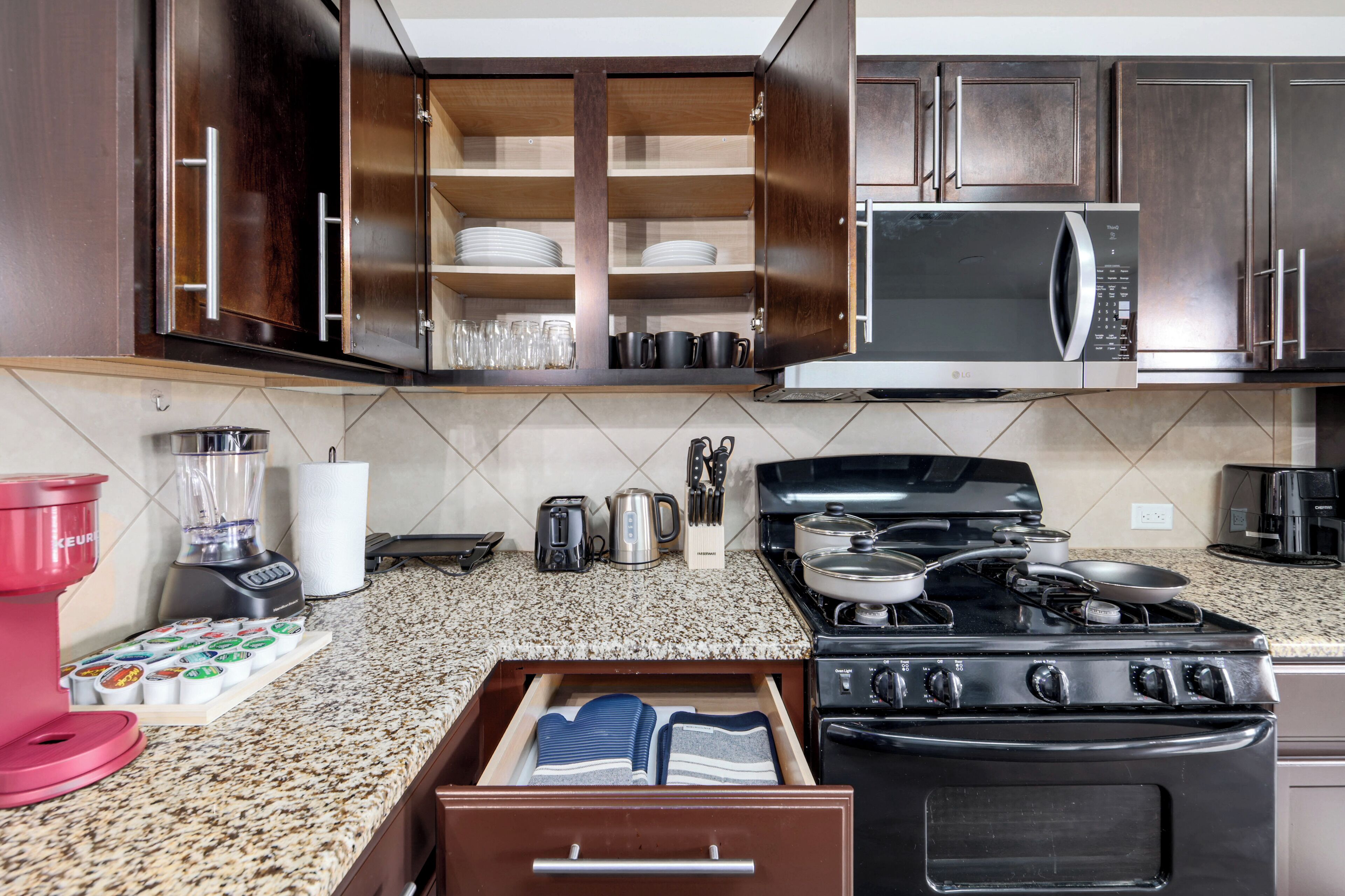 Frigorifero, microonde, forno, piano cottura