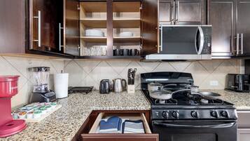 Frigorifero, microonde, forno, piano cottura