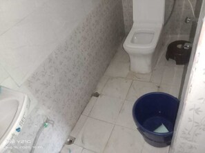 Chuveiro, toalhas de banho, sabonete, shampoo