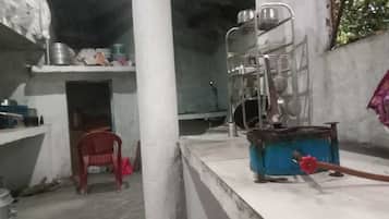 Full-sized fridge, microwave, oven, stovetop