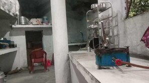 Geladeira grande, micro-ondas, fogão, cooktop
