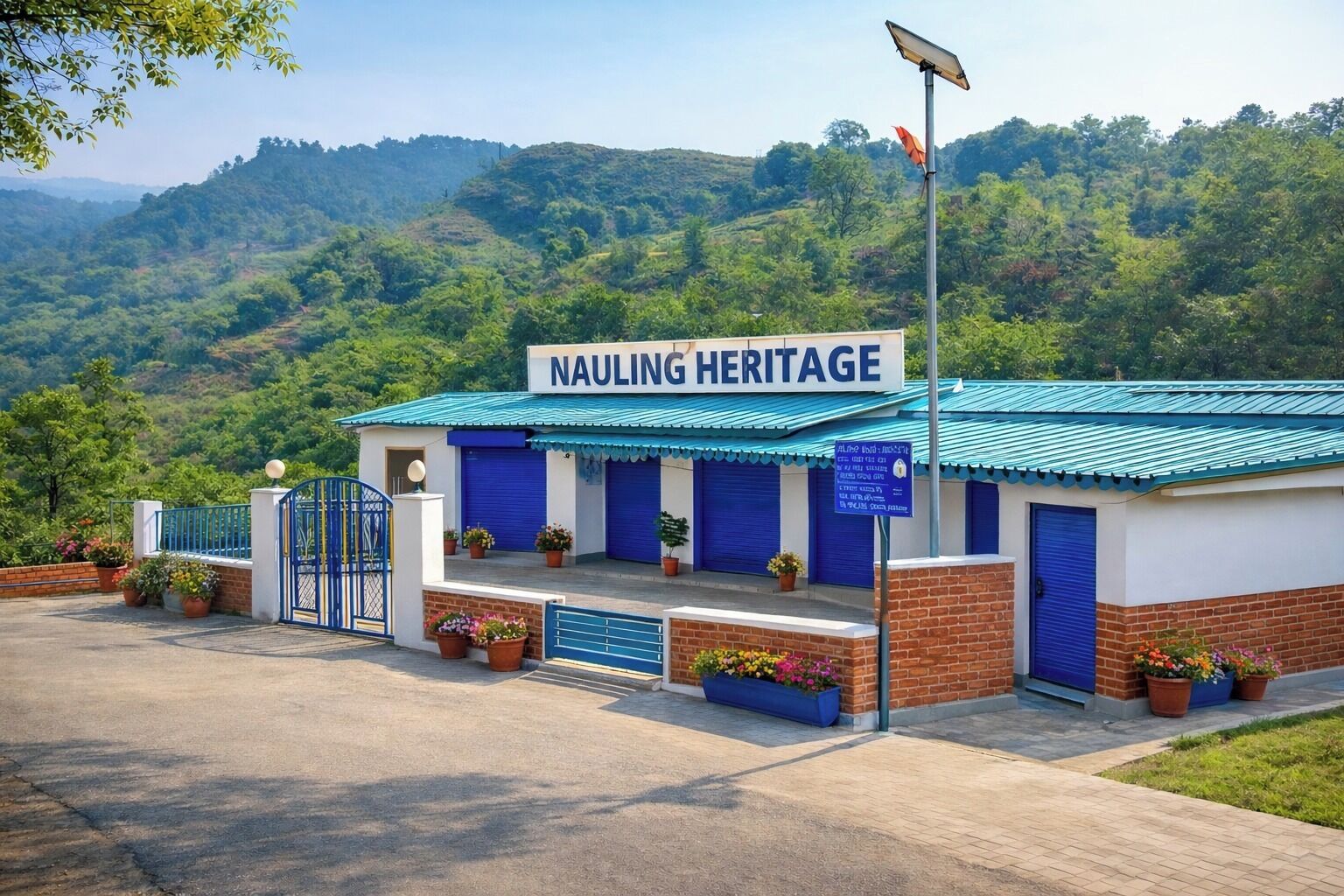 Un edificio llamado 'NAULING HERITAGE' con techo azul, paredes de ladrillo y una entrada portonada.