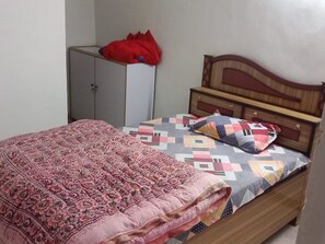 Quarto casal luxo | Cofres nos quartos, escrivaninha, espaço de trabalho para notebook