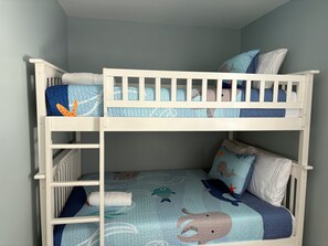 4 bedrooms, iron/ironing board, WiFi, bed sheets