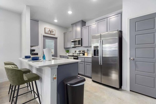 NEW Temple Townhome 6PPL | Near PowerPlant & VA Hospital | 1 Story Wi-fi + Park