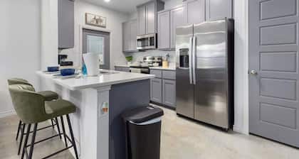 NEW Temple Townhome 6PPL | Near PowerPlant & VA Hospital | 1 Story Wi-fi + Park