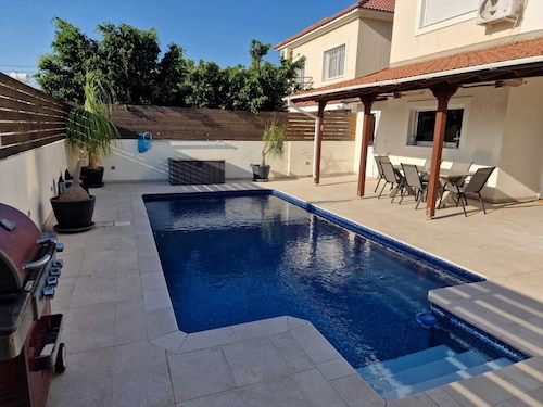 Relax in Style - 4 Bedroom Villa with Private Pool and Garden.