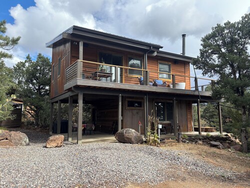 Juniper House: Your Serene Boulder, Utah Mountain Retreat
