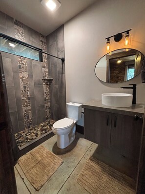 Douche, sèche-cheveux, bidet, serviettes fournies