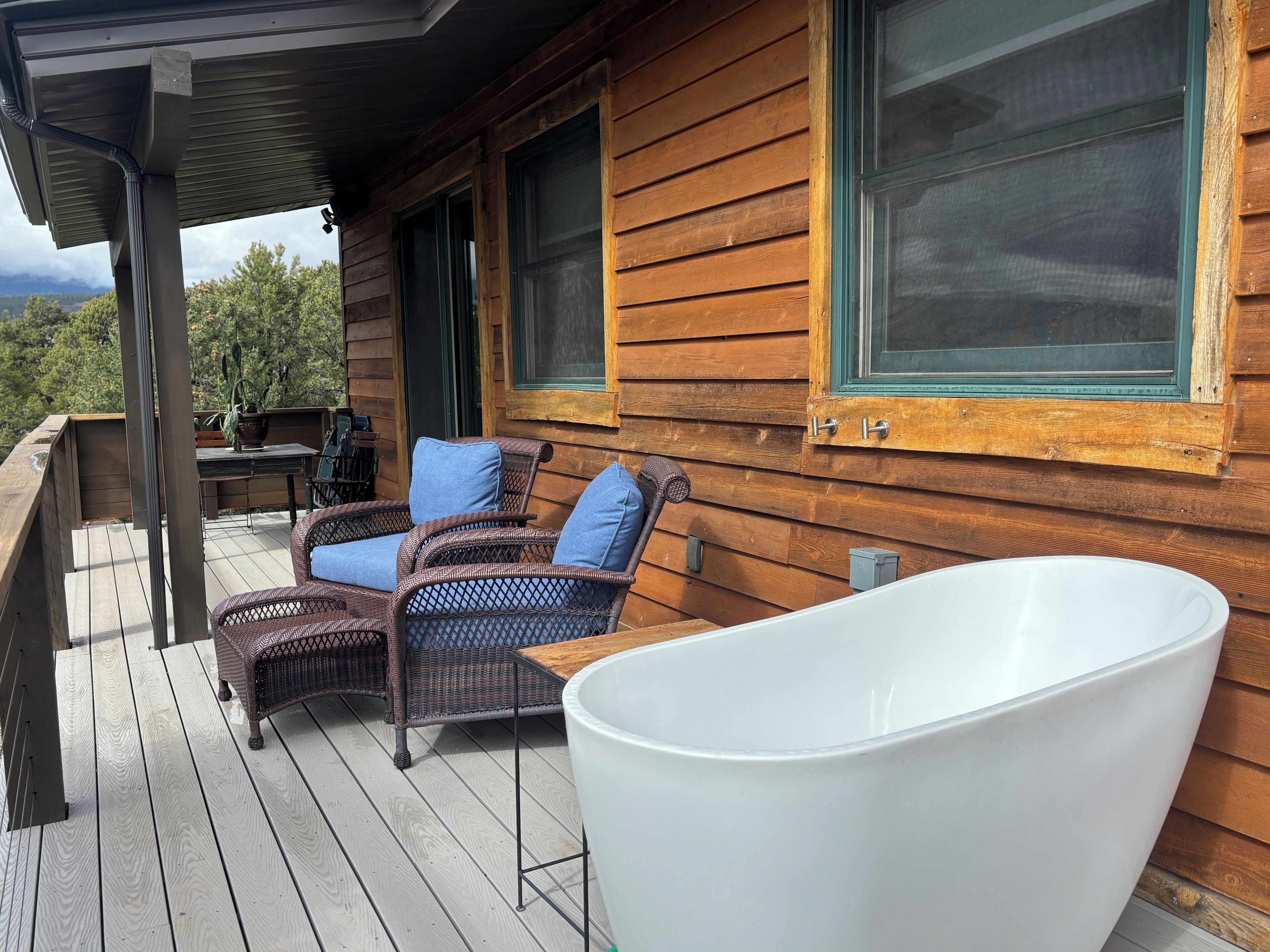 Outdoor spa tub